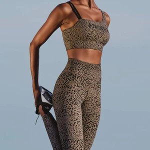 Stronger harmony träningsset! - Säljer mitt träningset från Stronger i serien harmony 🤎 Det är verkligen så magiskt men tyvärr blivit för litet för mig, därav bara använt det ett par gånger, ända spår av användning är lite urtvättad tvättlapp. Vaddering i toppen, skulle säga att det high support. Och storleksmässigt är mellan S och M 🥰