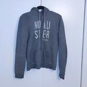 Hoodie från Hollister  - Hoodie från Hollister en liten fläck på ärmen men inget man stör sig på, storlek L men passar mer S-M då den har krympt i tvätten osäker på om den är äkta därav priset.  Har Corona för tillfället så kan inte frakta just nu men är på bättringsvägen så i slutet av denna veckan/ början på nästa så borde jag vara frisk. Håller inget utan är först till kvarn, köparen står för frakt.