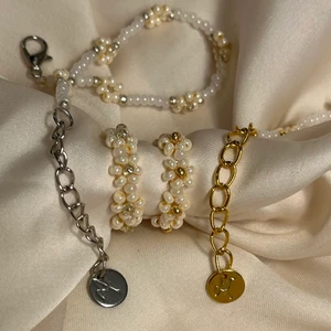 Angela - 🤎Angela blomarmband & ring ✨Det går att välja mellan silver eller guld                                                                 🤎Pris: Armband: 99kr Ring: 69kr Set (armband & ring): 160kr  Eventuell fraktkostnad: 14kr                                Storlekar på armband: 🤎XS/S - 13,5cm + 4,5cm < 18cm 🤎M/L - 17cm + 4,5cm < 21,5cm                                     🤎Ringar är unisize.                                                  Beställning sker via IG (Silver/guld, storlek & produkt) 