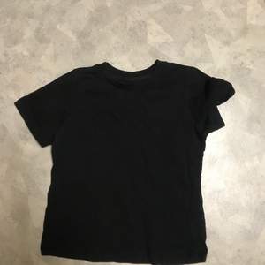 Svart T-shirt från boohoo i strl: S (10)