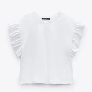 Intressekoll på min as snygga t shirt med volang från zara. Den är slutsåld på hemsidan.💕