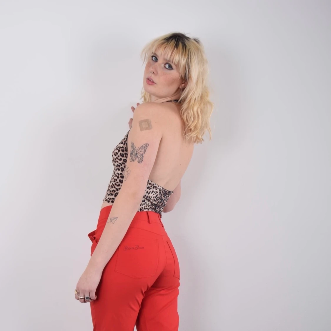 Röda jeans & leo linne  - 90