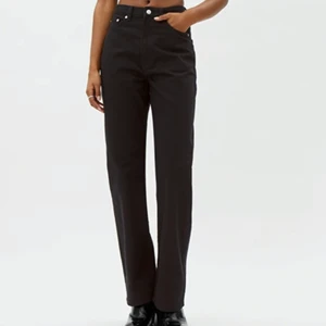 Weekday jeans - Säljer dessa snygga baggy jeans från weekday! Säljer då de är förstora och inte kommer till användning. Jeansen är i storlek W27 L30. (OBS de två första bilderna är lånade då färgen inte blir rättvis med egen kamera) Köparen står för frakt!💘