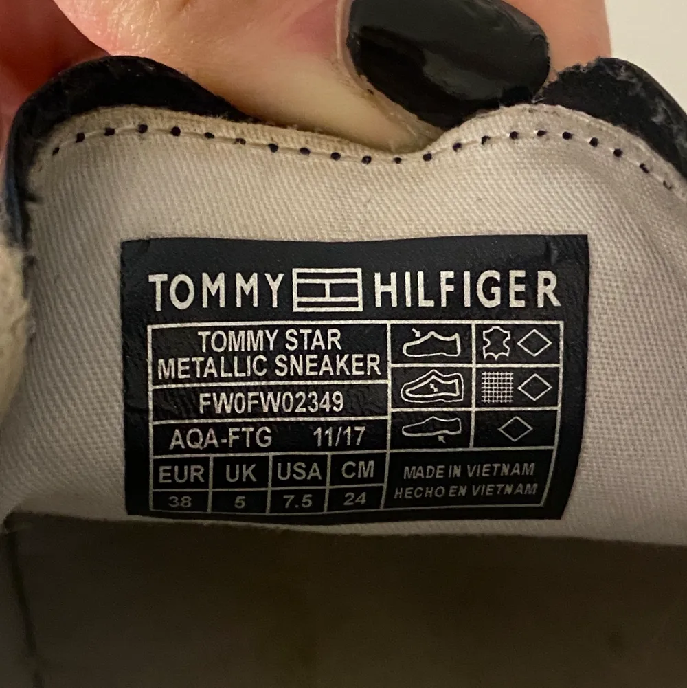 Tommy Hilfiger skor som inte kommit till användning desto mer. Riktigt snygga i äkta skinn med Tommy loggan på baksidan, sulan och på sidan av skor i nitar. Nypris 1300:-, mitt pris 350kr. Priset kan diskuteras.. Skor.