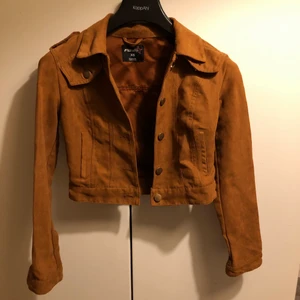 Tunn mocka jacka strl XS  - Säljer min fina bruna mocka imiterade jacka som har varit bra under sommarkvällar. Har tyvärr blivit förliten för mig men känns fortfarande som nyskick 🧡