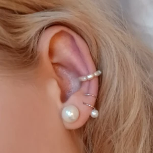 NYHET!! SB Earclimber 2 in 1 Pearl Silver - Simply Beautiful Earclimber 2 in 1 Pearl Silver är ett, egentillverkat smycke, perfekt för dig som vill få ett extra hål i örat utan att faktiskt ta det. Med sin anpassbara form och metall fri från både nickel och andra tungmetaller är den perfekt för alla. Kontakta gärna vid frågor och kom även ihåg att vid köp meddela om det är för höger eller vänster öra💖💖                1 för 79 kr eller 2 för 129 kr! Finns även i Guld!
