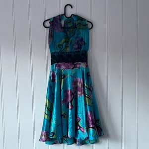 NY Snygg halterneck klänning ❤️ - Ny jättesnygg halterneckklänning säljes ❤️ strl 10, uppskattar den till strl 38 (S-M) 