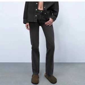 Straight jeans Zara  - Säljer dessa oerhört populära och helt slutsålda jeansen från Zara i modellen mid rise straight! Helt nya med lappen kvar, endast provade! Bud på 450, köp direkt 500 