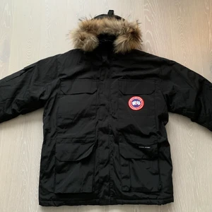 Canada Goose parkas - Canada Goose Expedition parka dammodell i nyskick. Nypris för denna är ca 14000kr. Jag har fått den, men skulle tro att den är köpt för ungefär 5 år sen. Fraktkostnad tillkommer.