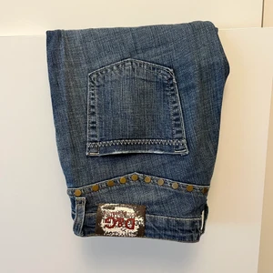 D&G bootcut jeans - Low waist. Vet inte om de är äkta eller inte, köpt tidigare här på Plick. Lånade bilder. Frakt på 30 kr tillkommer