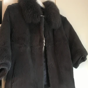 Päls jacka kappa - Så fin jacka från Italien i 60% rabbit och 40%marmot päls. Sparsamt använd och extremt snygg! Kan tänka mig gå ner något i pris vid snabb affär’❤️