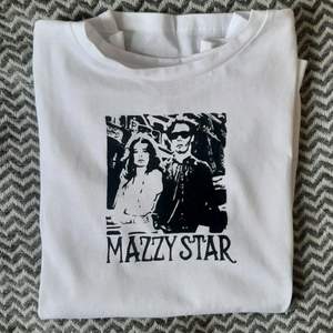 Mazzy star tshirt - handmålad i textilfärg av mig. Köpare står för frakt<3