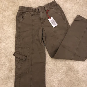 Urban Outfitters khaki y2k Cargo S - Oanvända khaki cargos med tag i storlek S från Urban outfitters, populär färg och alltid slutsålda på hemsidan. Köpte i flera storlekar eftersom dom inte fanns i Sverige. Lågmidjade. Nypris 790kr säljer för 600kr + frakt
