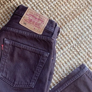 Bruna Levis 501 jeans  - Bruna Levis 501 jeans i size 27/30. Rak modell med knappgylf som man får superfin rumpa i 💙 Säljes pga för korta för mig (brukar köpa 34) men skulle nog passa en 32 också beroende på hur man vill att de ska sitta. 