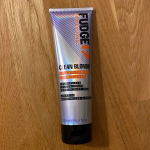 Fudge Clean Blonde Conditioner 250ml - Använd en gång, insåg då att det var fel produkt jag köpt. Ca 200ml kvar av den. 