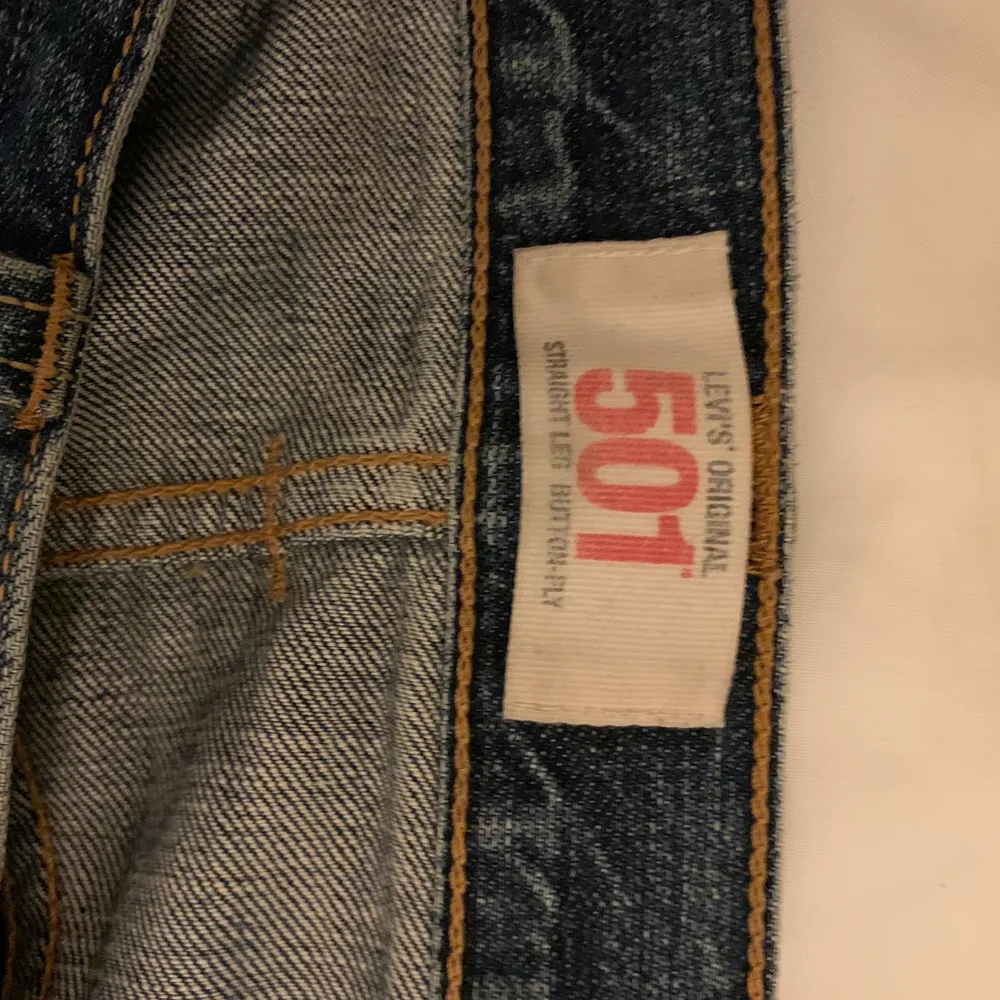 Säljer mina älskade levis jeans i modellen 501 eftersom att de tyvärr börjar bli lite för små. De är som nya och sitter som en smäck! Köpta för 500kr säljer för 259kr+frakt . Jeans & Byxor.