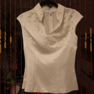 Silkestopp med brodyr - Vit silkes topp med brodyr, storlek S men skulle säga att den är mer som en XS