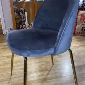3 st sammet stolar - 3 sammet stolar använda men ingen anmärkning så väldigt fint skick. 1500kr  Priset är inte diskuterbart