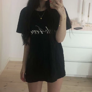 Svart t shirt med text - Svart t shirt, strl M o sitter oversize på mig som annars har XS, fint skick