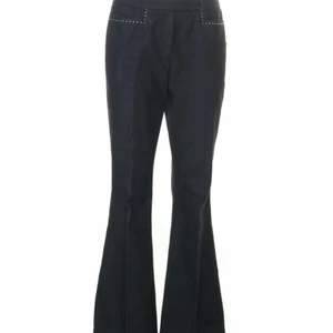 Högmidjade y2k bootcutbyxor - Denna y2k drömbyxornq är väldigt smickrande i sin passform då de är precis lagom utsvängda. Färgen är en blandning mellan mörkgrå och mörkblå o funkar som en vardagsbyxa såväl som för att gå ut. De är köpta secondhand men har aldrig använts av mig. Köparen står för frakten💗