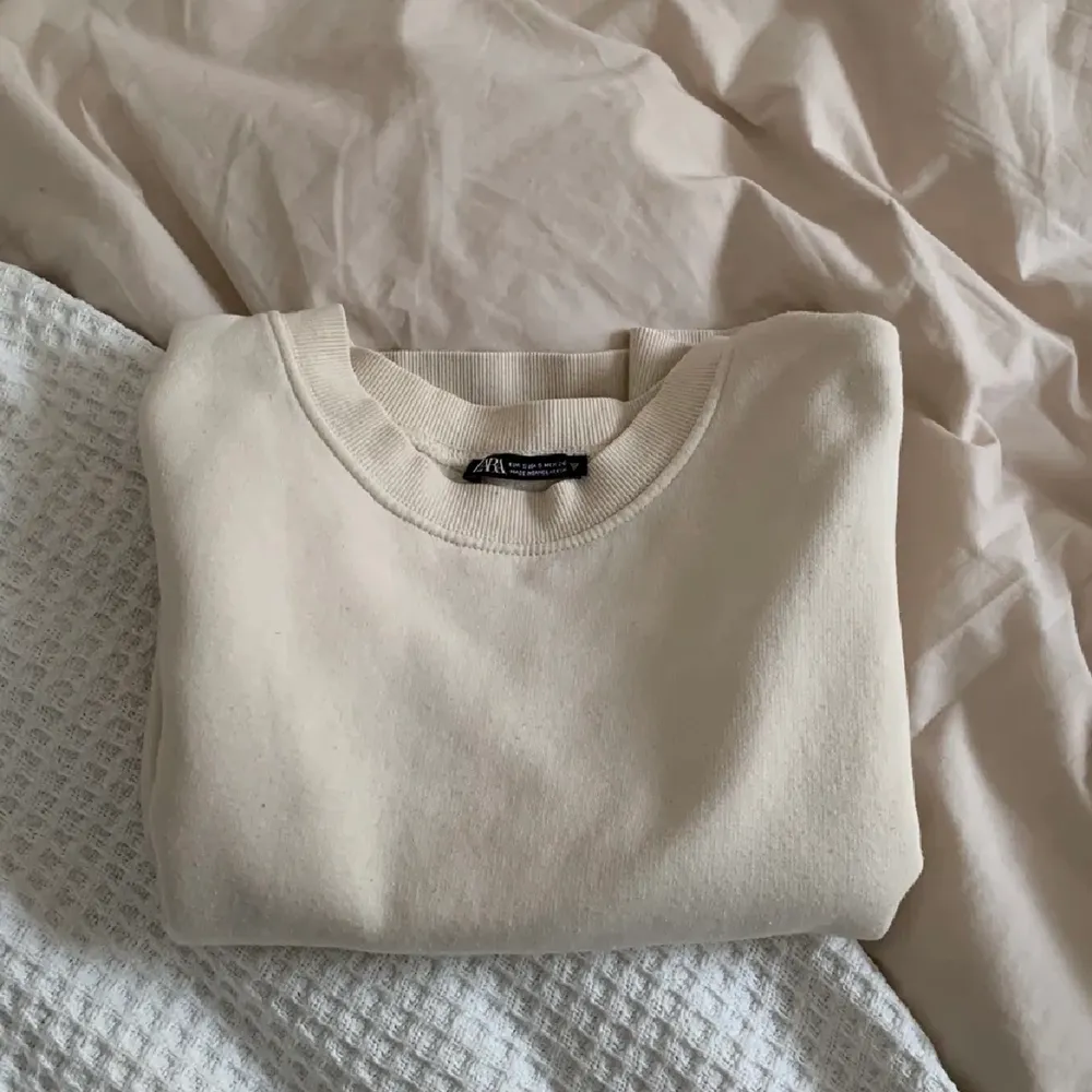 Beige sweatshirt ifrån Zara! Säljer då den inte används längre. Bra skick och väldigt lite använd👊🏼💫. Hoodies.