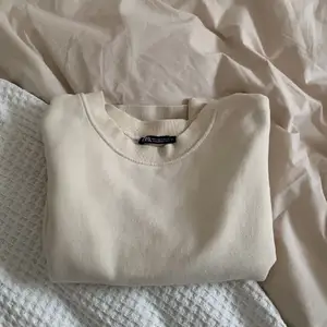 Beige sweatshirt ifrån Zara! Säljer då den inte används längre. Bra skick och väldigt lite använd👊🏼💫