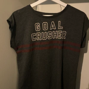 Grå tränings tröja  - Säljer även denna sköna tränings tröja. Välanvänd !