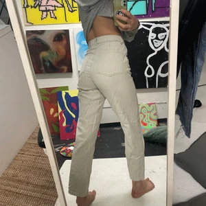 Skönaste jeansen i hampa från Afends - Hampa/ bomull blir bara snyggare och mjukare varje tvätt. Köpta i Byron Bay Australien. Nypris 1299, sitter som ett smäck. Jag är 163, 50kg .Hämtas vid Trekanten, Liljeholmen eller skickas (två pyttesmå fläckar som inte syns om man inte tittar nära, kan skicka bild på dem)