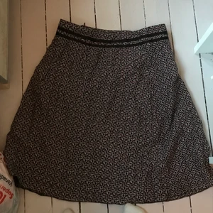 vintage kjol - jättefin vintage kjol! jättefin kjol med mönster! lågmidjade och har kjedja, köpt tidigare på second hand. Är ner till under knäna på mig som är 155cm