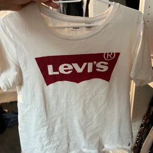 LEVIS T SHIRT STORLEK s  - Super skick 