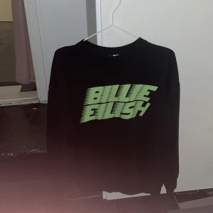 billie eilish tröja - väldigt bra skick märket sitter kvar och har nt låsbar någonstans, köparen står för frakten. skicka efter fler frågor😁