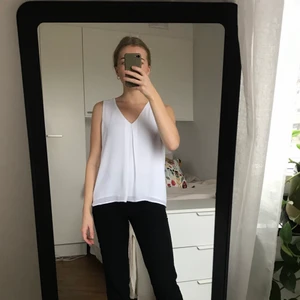 Blus Åhléns  - Vit flowy blus från Åhléns. Dubbelt tyg så inte genomskinlig. Storlek 36. 