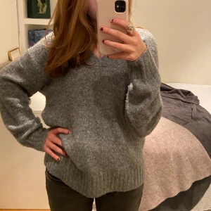 Stickad tröja - Säljer denna så mysiga tröjan från Hm. Den är lite nopprig men annars i bra skick. Storleken är xs men den är ganska oversized på mig som brukar ha S-M. DM vid intresse!!💕💕 (köpare står för frakt)