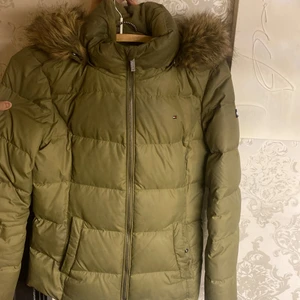 Tommy Hilfiger Jacka - Jag köpte den här jättefina jackan från Kidsbrandstore för 2500 kr. Jag säljer den för jag köpte en ny jacka. Den är stolek 168! Jag kan även sänka priset.