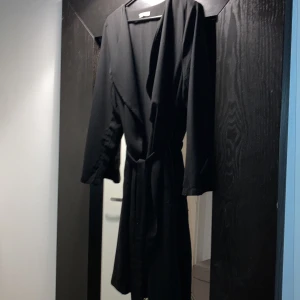 Tunn vårkappa  - Nyskick, stl M, tunn med skärp och utan knappar. Köparen står för ev fraktkostnad.