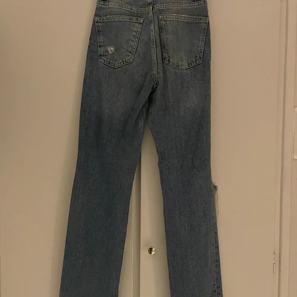 Trendiga jeans med slits ifrån Bershka, har sytt upp dem för att passa mig (160) men kan lätt ta bort det utan att det syns om de önskas, de blir då ca 10cm längre! Storlek 32, 180kr💓. Jeans & Byxor.