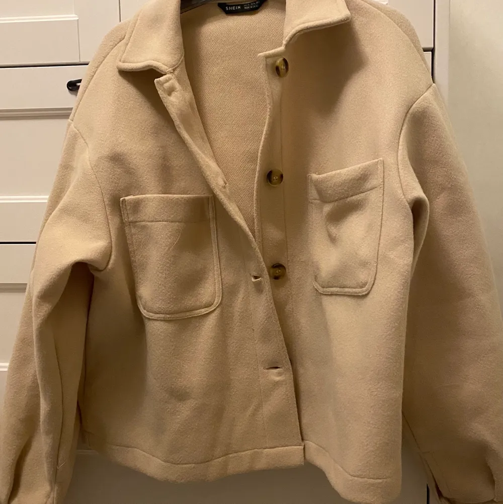 säljer min fina jacka då den tar plats i min garderob, använd ungefär 3 gånger och är helt felfri, storlek xs mer som s💕. Jackor.
