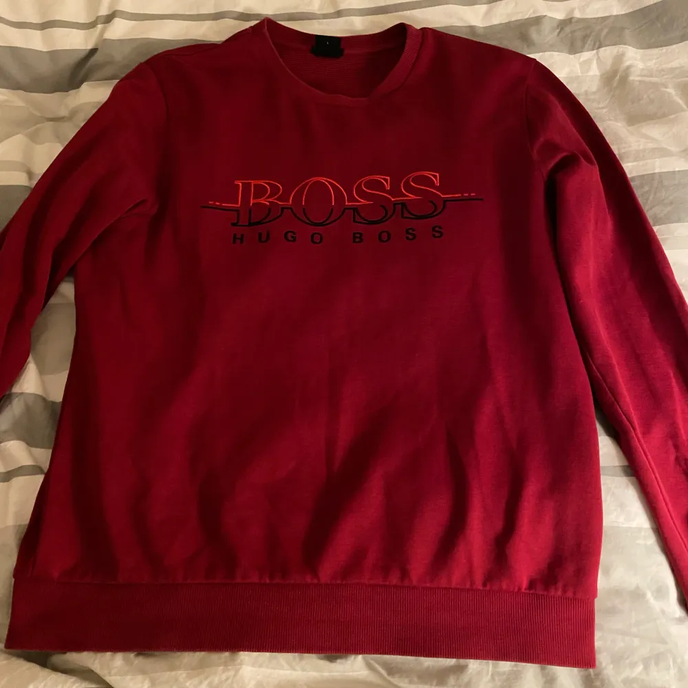 As snygg röd Hugo Boss sweatshirt strl L, inprincip ny skick haft på mig 1-3 gånger. Säljer den pga att den inte passar min stil. Nypris ligger runt 1300 kr säljer den för 800 kr.. Tröjor & Koftor.