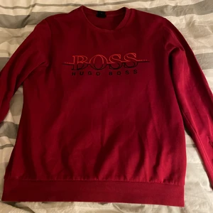 Hugo Boss sweatshirt  - As snygg röd Hugo Boss sweatshirt strl L, inprincip ny skick haft på mig 1-3 gånger. Säljer den pga att den inte passar min stil. Nypris ligger runt 1300 kr säljer den för 800 kr.
