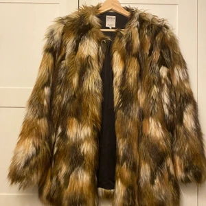 Pälsjacka - Pälsjacka i strl M. Hämtas eller skickas.