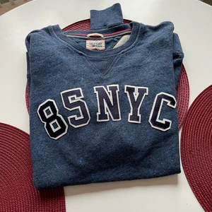 Tommy Hilfiger  - Säljer min fina Tommy Hilfiger tröja, aldrig använd. Köper du mina produkter så ger du även en gåva till Barncancerfonden. 