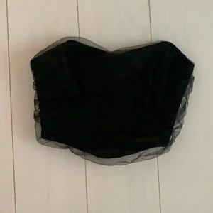 Zara - En av de finaste korsetterna från Zara som är helt slutsåld! Tyvärr råkade jag köpa fel storlek så de passar inte mig men skulle vara så fin med ett par lågmidjade jeans på en finmiddag🍽🥂🥘Nypriset var 235 kr så mitt nypris är 80kr💓