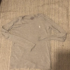 långärmad polo tröja - Bra skick, den är ljusgrå och mycket fin. Det står XL men den är mycekt mindre än det skulle jag säga. 