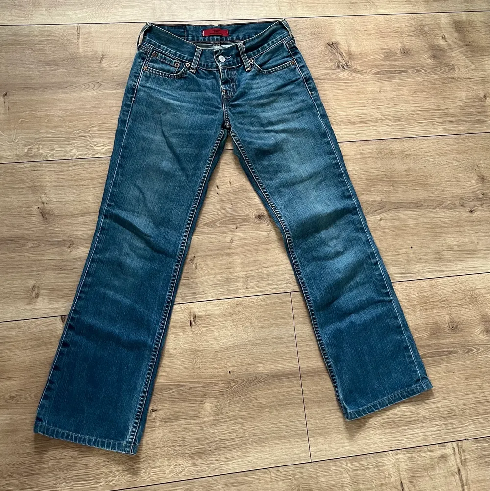 Levis jeans i modellen ”Eve square-cut straight” som är lite uppsydda nertill. Har du någon fråga eller är intresserad så skriv till mig!<3. Jeans & Byxor.