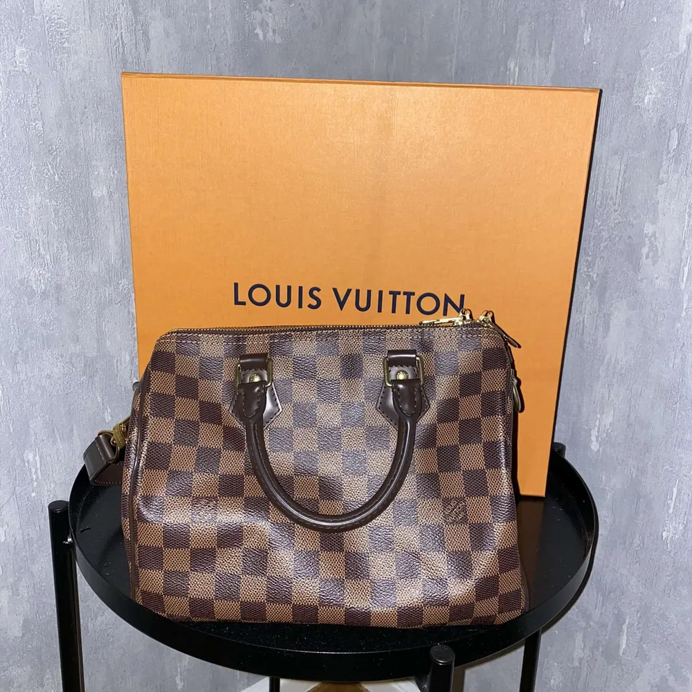 Intressekoll! Köpt 2019 för 11 600:- på louis Vuitton hemsida, kvitto, dust bag och låda finns. Den är i god skick, använd fåtal gånger det enda är en liten skråma på ena hörnet. Pris kan diskuteras, leverans kostnad tillkommer :) . Väskor.