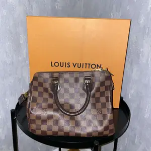Intressekoll! Köpt 2019 för 11 600:- på louis Vuitton hemsida, kvitto, dust bag och låda finns. Den är i god skick, använd fåtal gånger det enda är en liten skråma på ena hörnet. Pris kan diskuteras, leverans kostnad tillkommer :) 