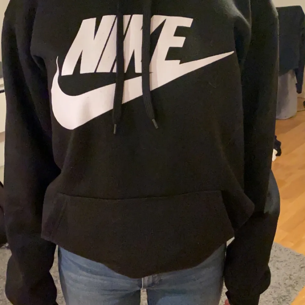 En mysig Nike Hoodie ej använd. Är i storlek S men är lite oversize. Säljer för 70kr+frakt. Hoodies.