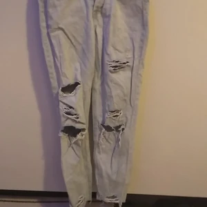 Ripped jeans - Ljusblå ripped jeans från H&M (Divided). Använt fåtal gånger och är i nyskick. Köpt ny för 450kr