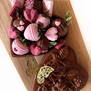 Heart Box  - Hjärtbox ätbar välj smak, färg och box storlek finns i Malmö beställ innan hjärtans dag beställ via instagram / Facebook 