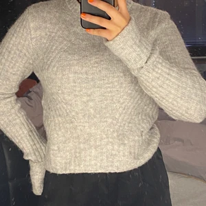 Grå stickad tröja  - En grå stickad tröja från H&M i storlek S. Säljer denna eftersom har aldrig haft den till användning. Den är lång i ärmarna som ni ser på bilderna. Men väldig skön och värmande till hösten. Kunden står för frakten 